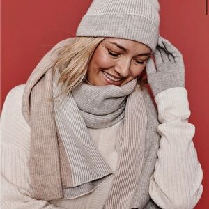 Summersalt The Coziest Cashmere Blend Ribbed Scarf in Wolf and White Sand